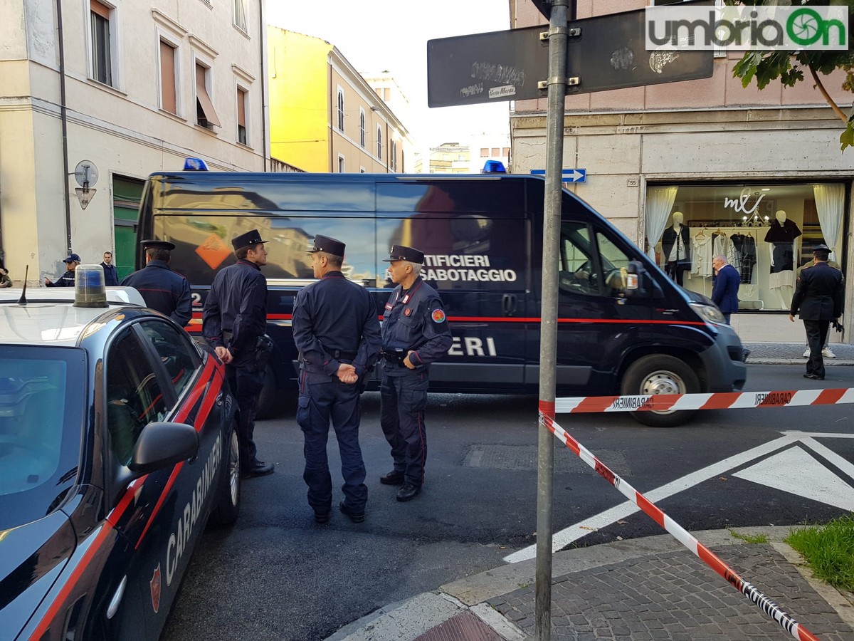 artificieri-allarme-bomba-via-I°-maggio-7-novembre-carabinieri