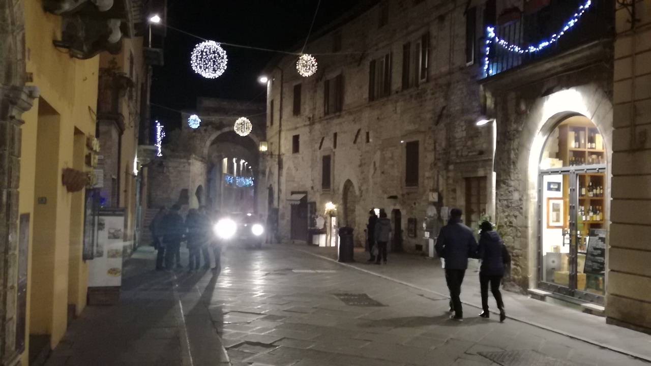 assisi, auto, natale, traffico, santa chiara, piazza, videomapping