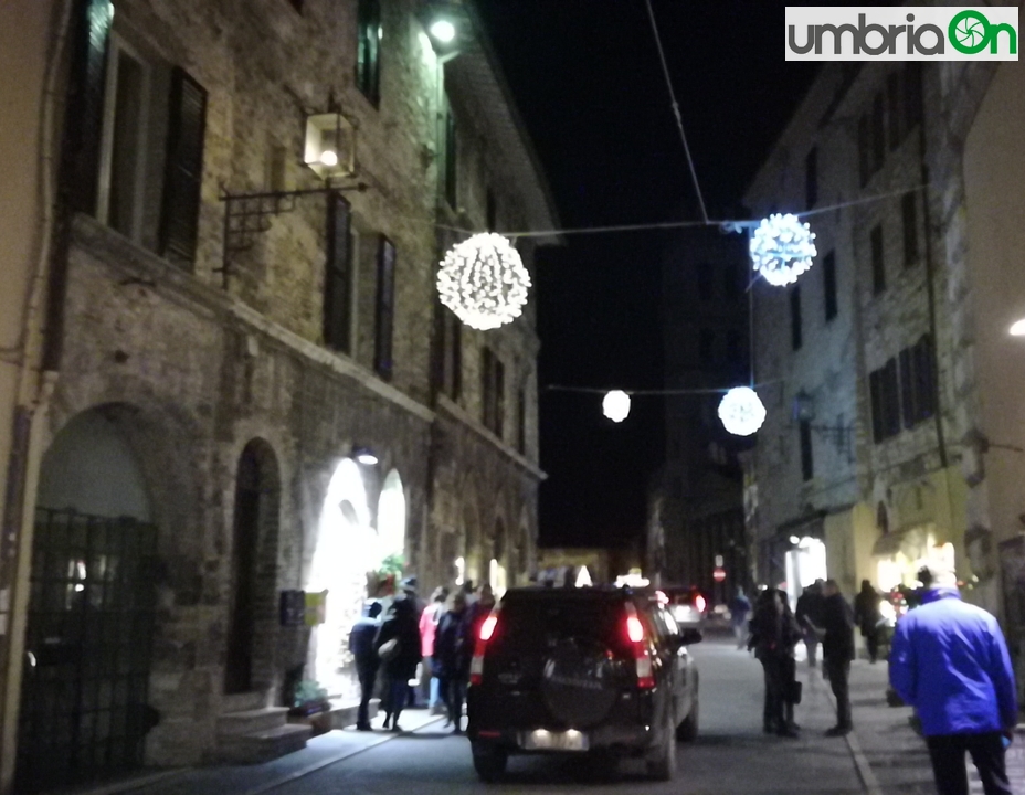 assisi, auto, natale, traffico, santa chiara, piazza, videomapping