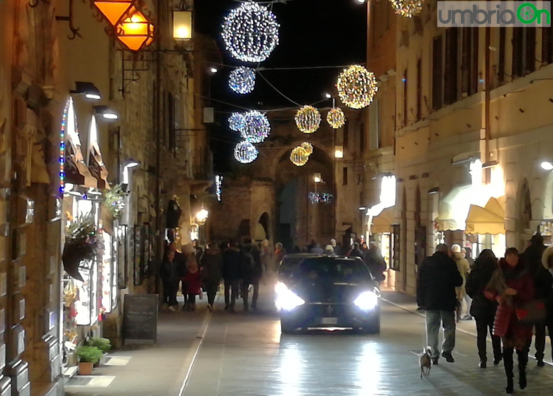 assisi, auto, natale, traffico, santa chiara, piazza, videomapping