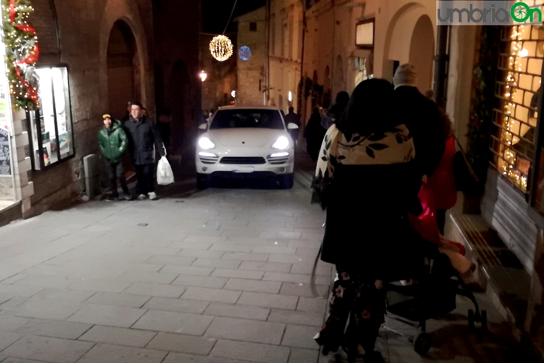 assisi, auto, natale, traffico, santa chiara, piazza, videomapping