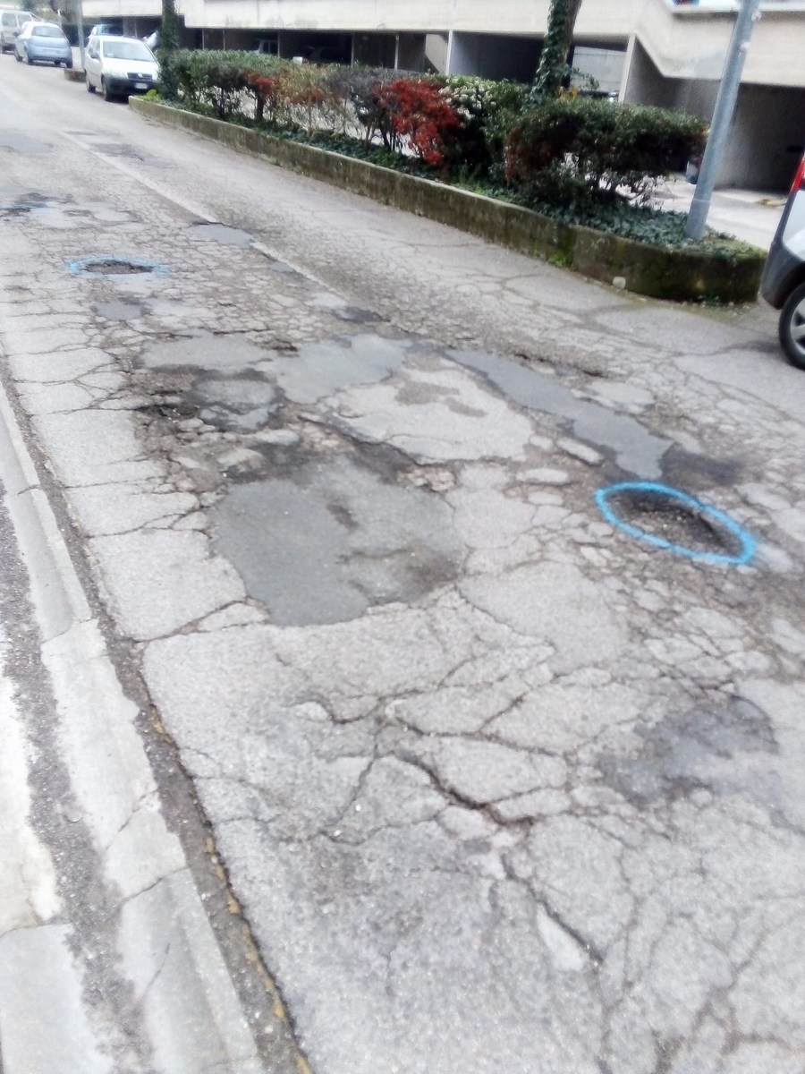 Buche stradali via Irma Bandiera, villaggio Matteotti Terni - gennaio 2023 (11)