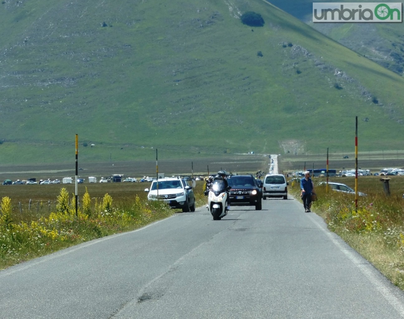 piana-Castelluccio-strada-FILEminimizer