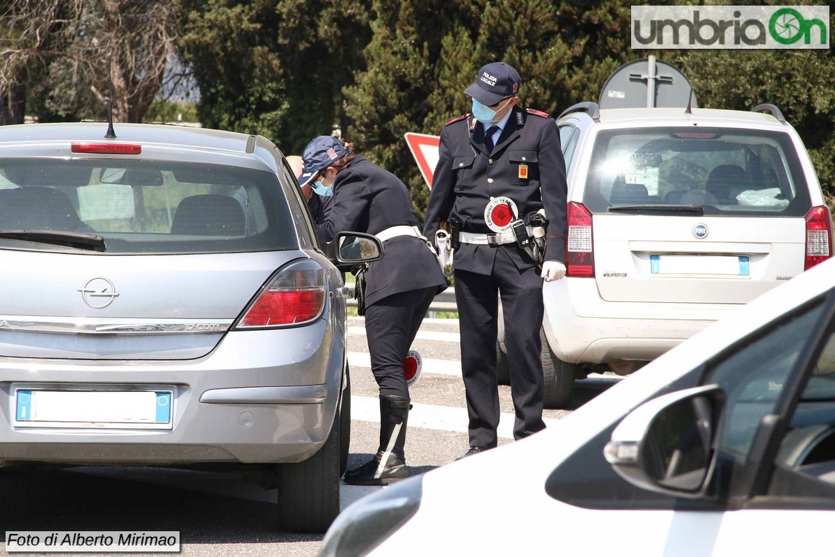 Pasquacontrolli-Covid-coronavirus-Terni_1377-Mirimao-polizia-Locale-eroi-aria