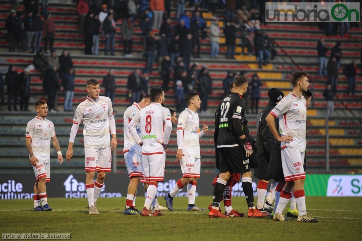 Cremonese-Perugia-giocatori-sotto-curva-30-dicembre-2018-foto-Settonce