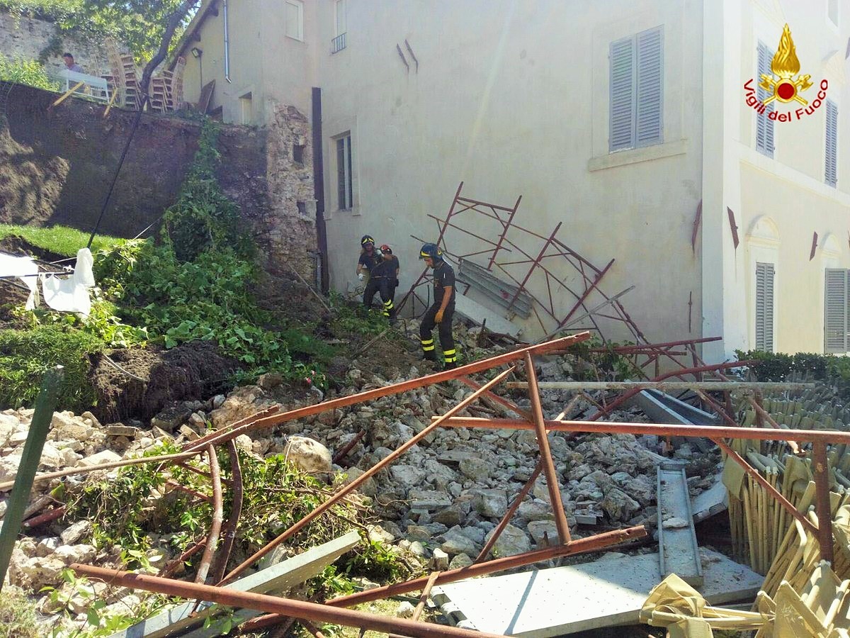 Crollo-muro-giardino-pensile-palazzo-Bufalini-Spoleto-8-luglio-2017-1