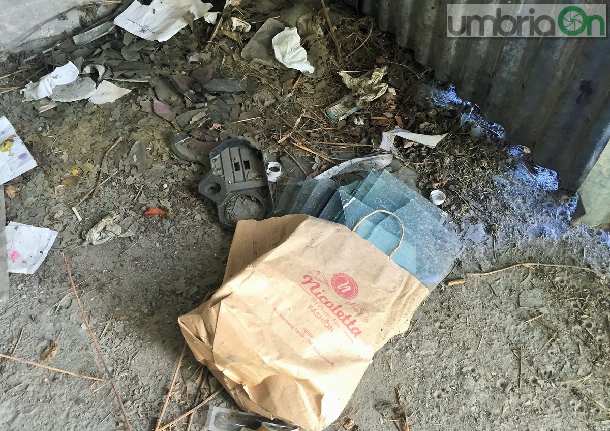 Degrado droga siringhe discarica sporco, via del Maglio via Battisti a Terni - 14 ottobre 2017 (12)