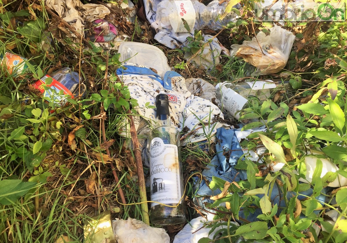 Degrado droga siringhe discarica sporco, via del Maglio via Battisti a Terni - 14 ottobre 2017 (19)