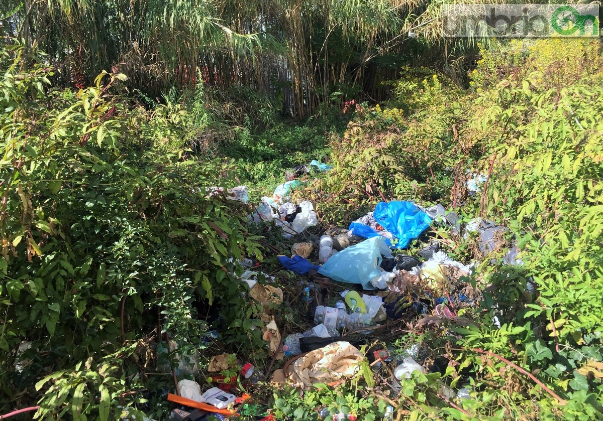 Degrado droga siringhe discarica sporco, via del Maglio via Battisti a Terni - 14 ottobre 2017 (20)