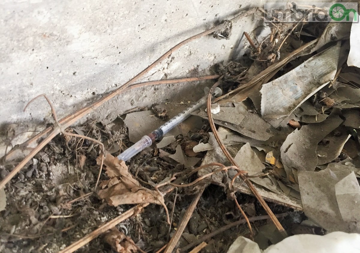 Degrado droga siringhe discarica sporco, via del Maglio via Battisti a Terni - 14 ottobre 2017 (7)