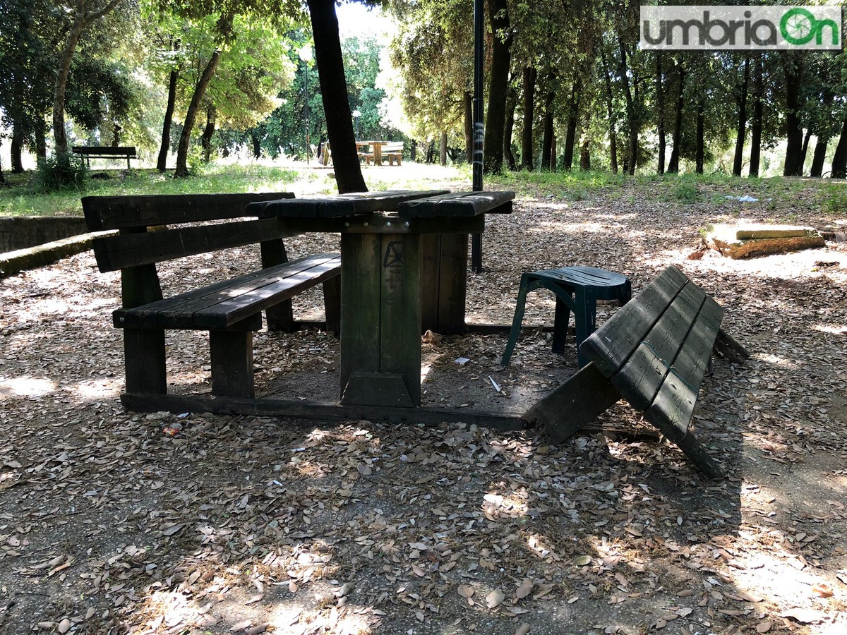 Collerolletta-area-verde-parco-tavolo