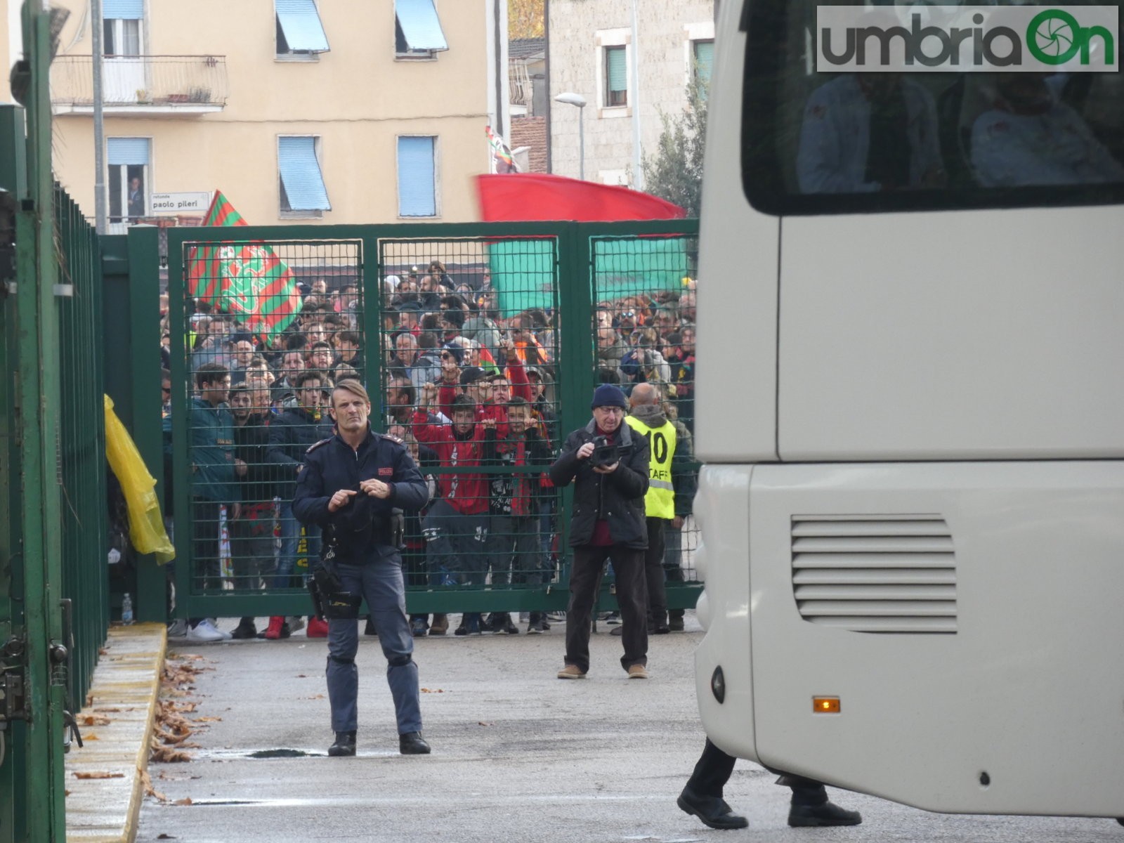 Ternana-Perugia-pullman-tifosi-FILEminimizer