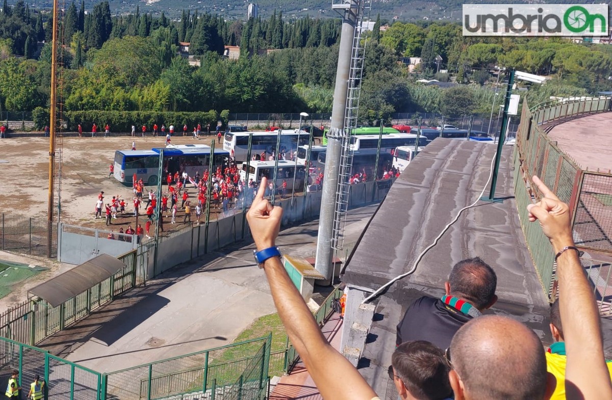 derby-Ternana-tifosi-Perugia-supporter-dita-dfdfd