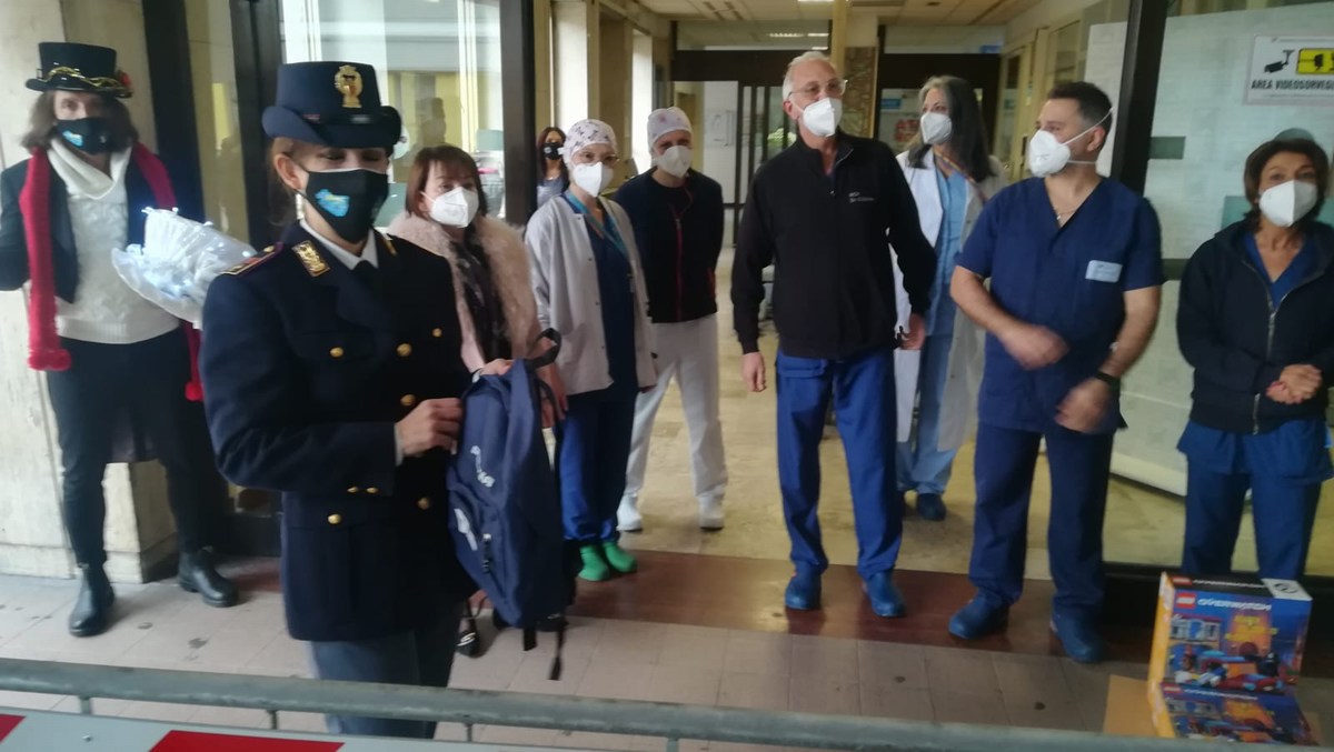 Auguri Natale Polizia Vigili Fuoco Terni fiabe Stefano de Majo ospedale - 25 dicembre 2020 (13)