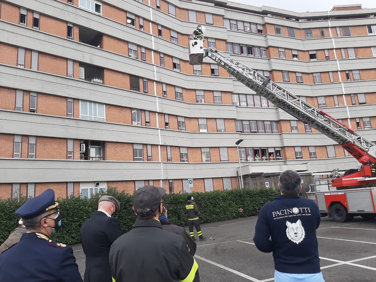 Auguri Natale Polizia Vigili Fuoco Terni fiabe Stefano de Majo ospedale - 25 dicembre 2020 (2)