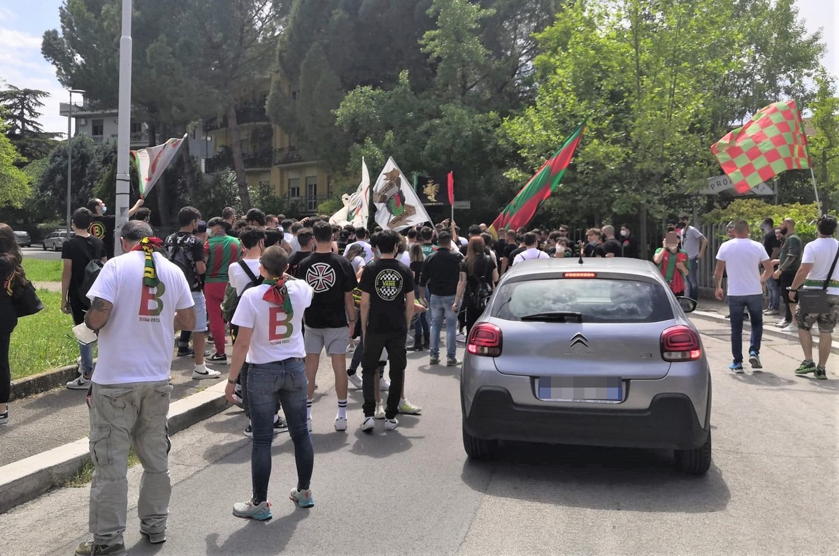 Corteo-tifosi-Ternana-derby-Perugia-22-maggio-2021-3