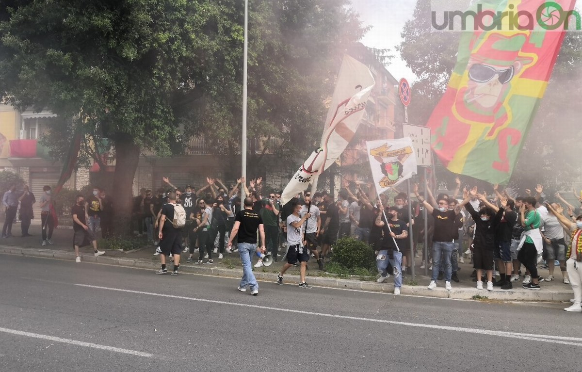 Tifosi-Ternana-fuori-stadio-prima-derby-Perugia-supercoppa-22-maggio-2021