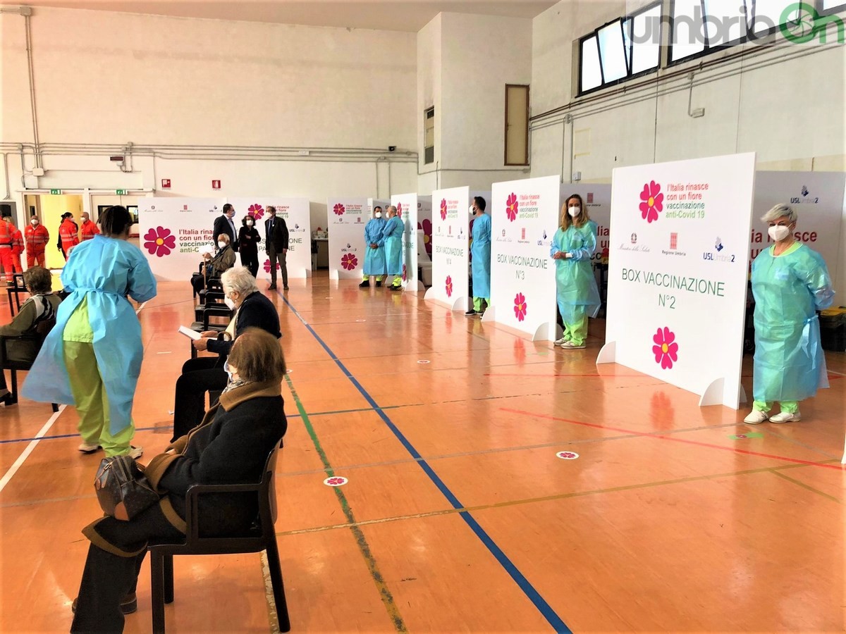 Terni-punto-vaccinale-Casagrande-25-aprile-2021