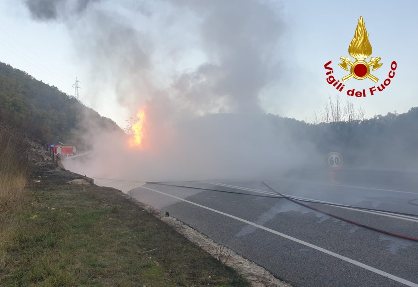 Autocisterna-incendio-somma-Flaminia-fuoco-fiamme-vigili-1