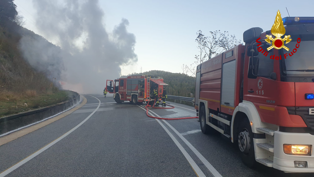 Autocisterna-incendio-somma-Flaminia-fuoco-fiamme-vigili-3