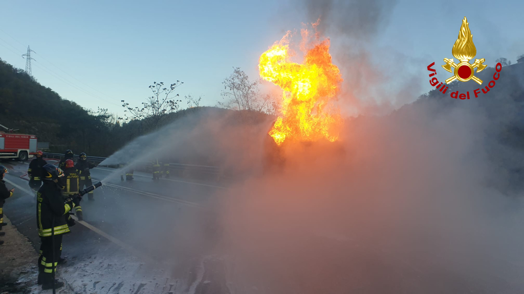 Autocisterna-incendio-somma-Flaminia-fuoco-fiamme-vigili-4