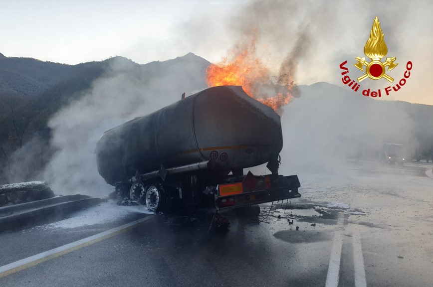 Autocisterna-incendio-somma-Flaminia-fuoco-fiamme-vigili-6