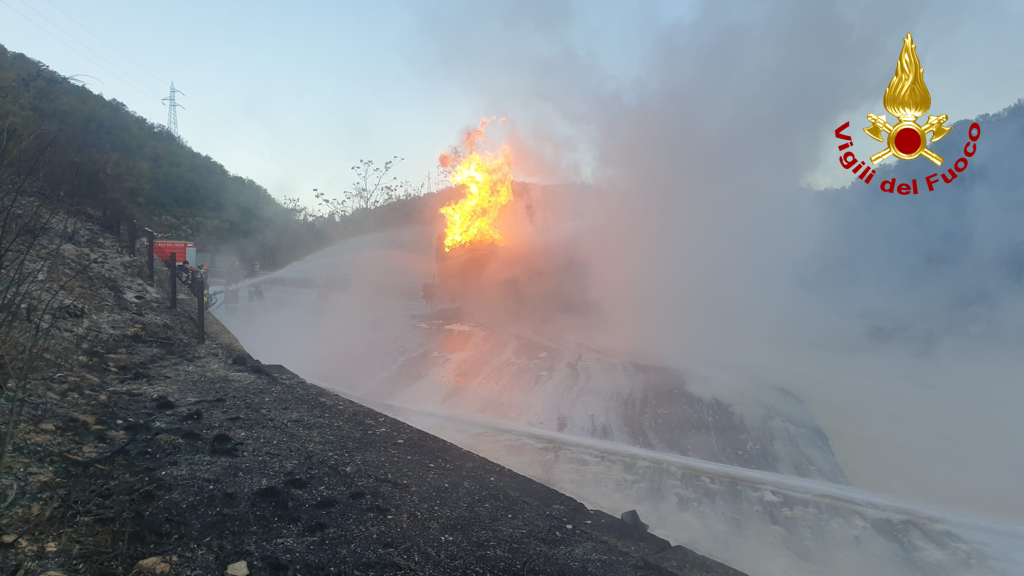 Autocisterna-incendio-somma-Flaminia-fuoco-fiamme-vigili-7