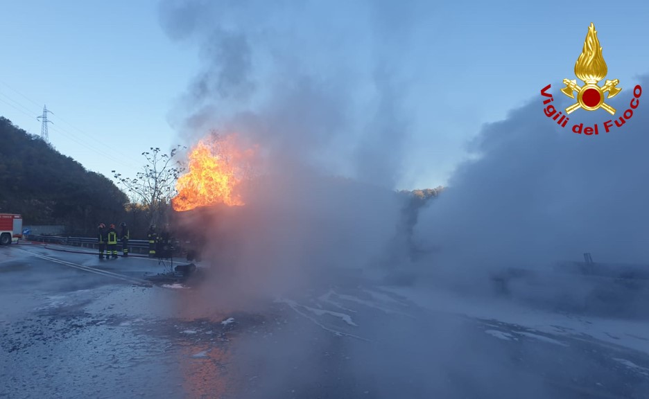 Autocisterna-incendio-somma-Flaminia-fuoco-fiamme-vigili-8