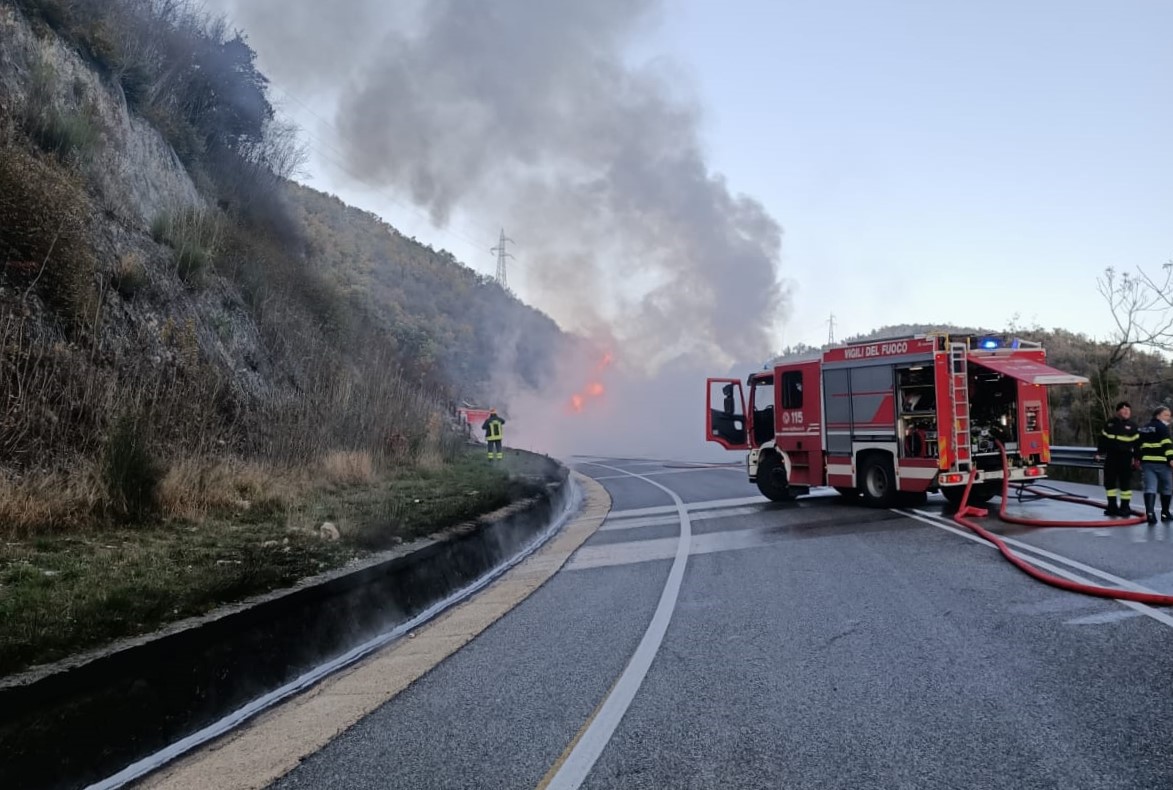 Somma-incendio-autocisterna-Flaminia-polizia-Stradale-30-novembre-1