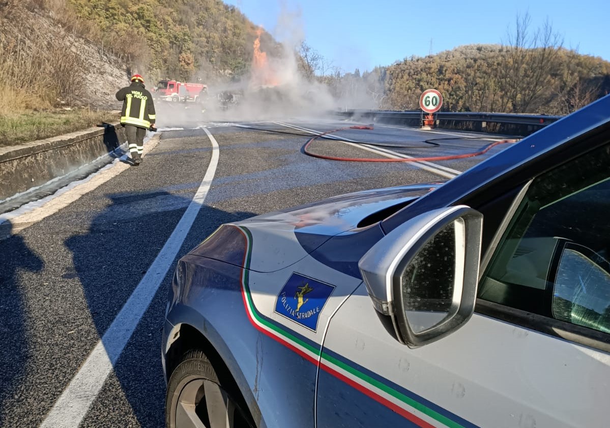 Somma-incendio-autocisterna-Flaminia-polizia-Stradale-30-novembre-3