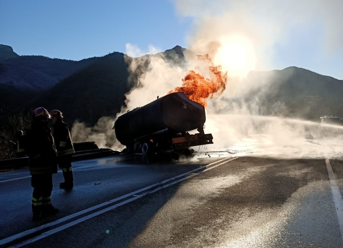 Somma-incendio-autocisterna-Flaminia-polizia-Stradale-30-novembre-4-vigili-del-fuoco