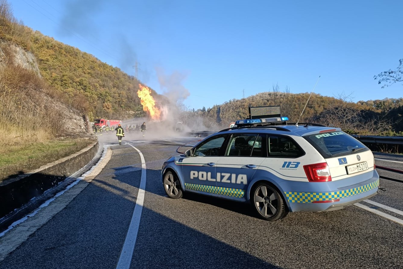 Somma-incendio-autocisterna-Flaminia-polizia-Stradale-30-novembre-6