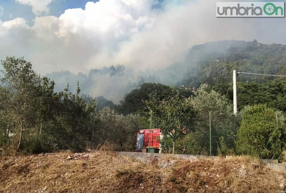 Incendio-Cesi-vigili-del-fuoco454