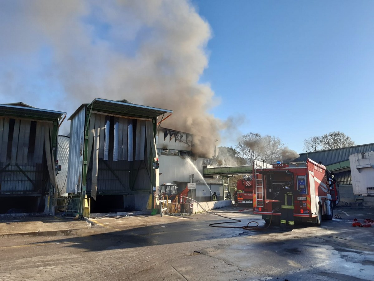 Incendio-impianto-stoccaggio-selezione-rifiuti-Asm-Maratta-15-aprile-2020-3