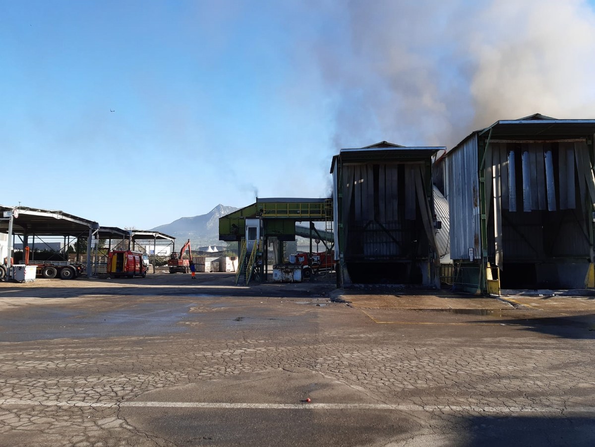 Incendio-impianto-stoccaggio-selezione-rifiuti-Asm-Maratta-15-aprile-2020-5