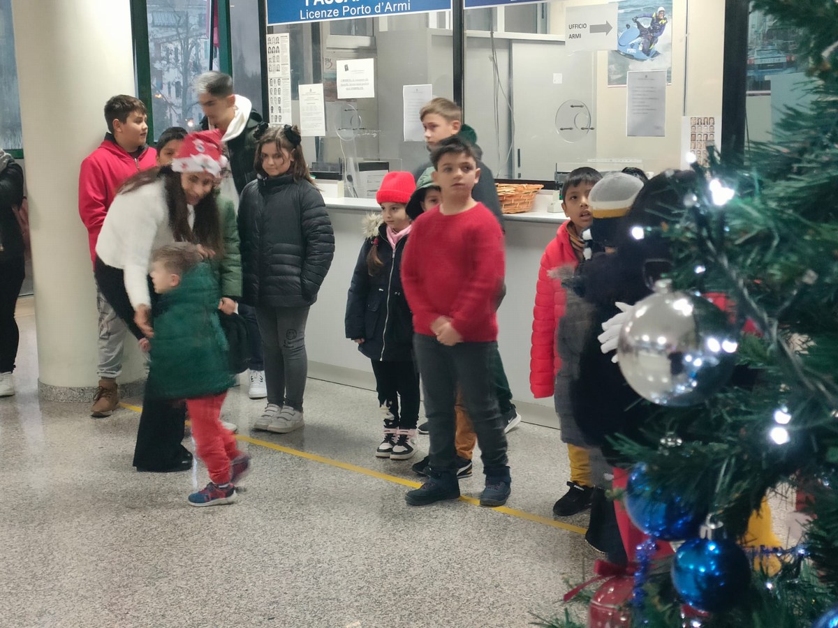 L'albero dei colori questura Terni Natale - 22 dicembre 2022 (10)