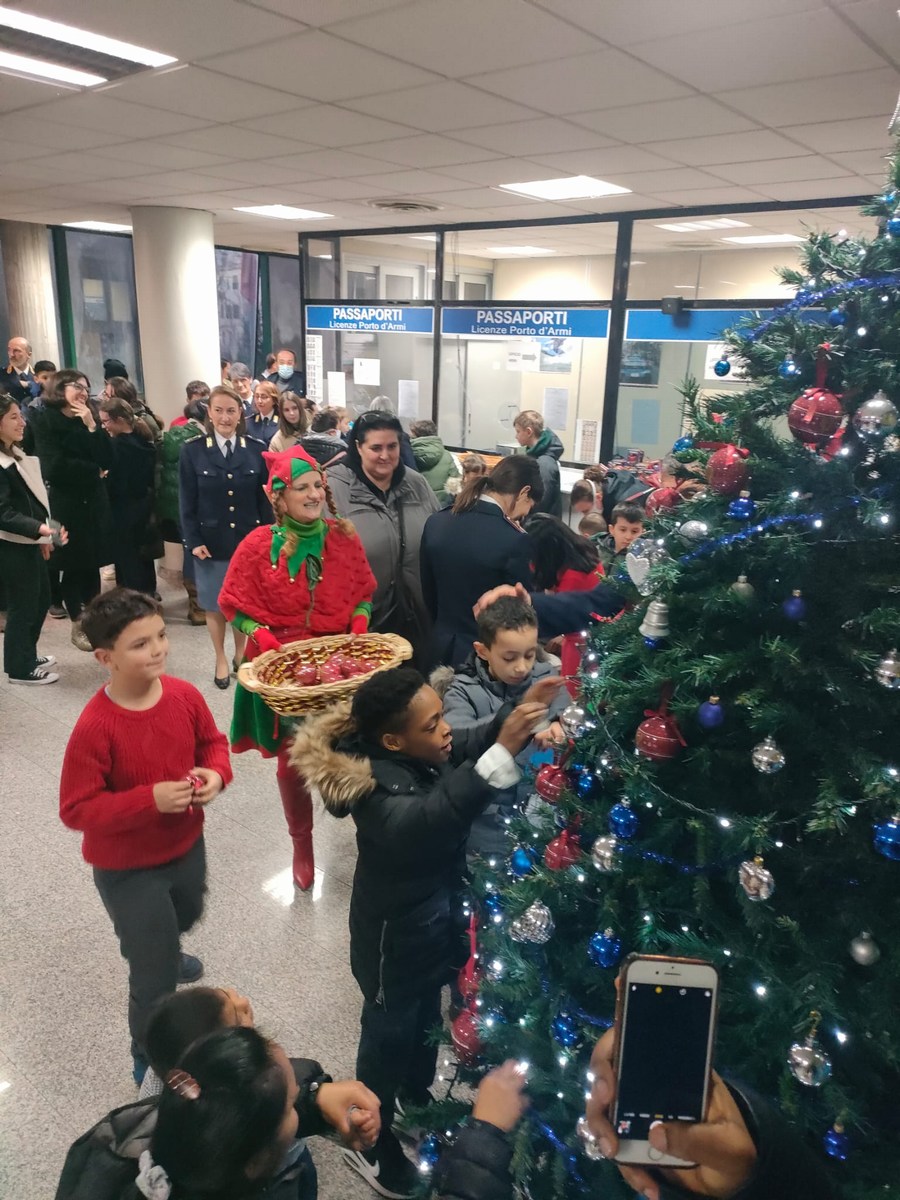 L'albero dei colori questura Terni Natale - 22 dicembre 2022 (11)