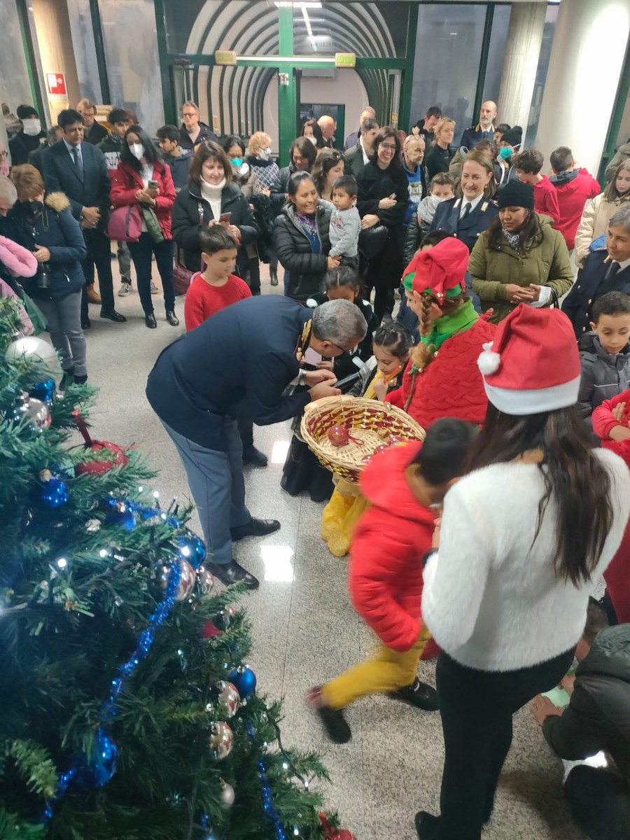 L'albero dei colori questura Terni Natale - 22 dicembre 2022 (12)