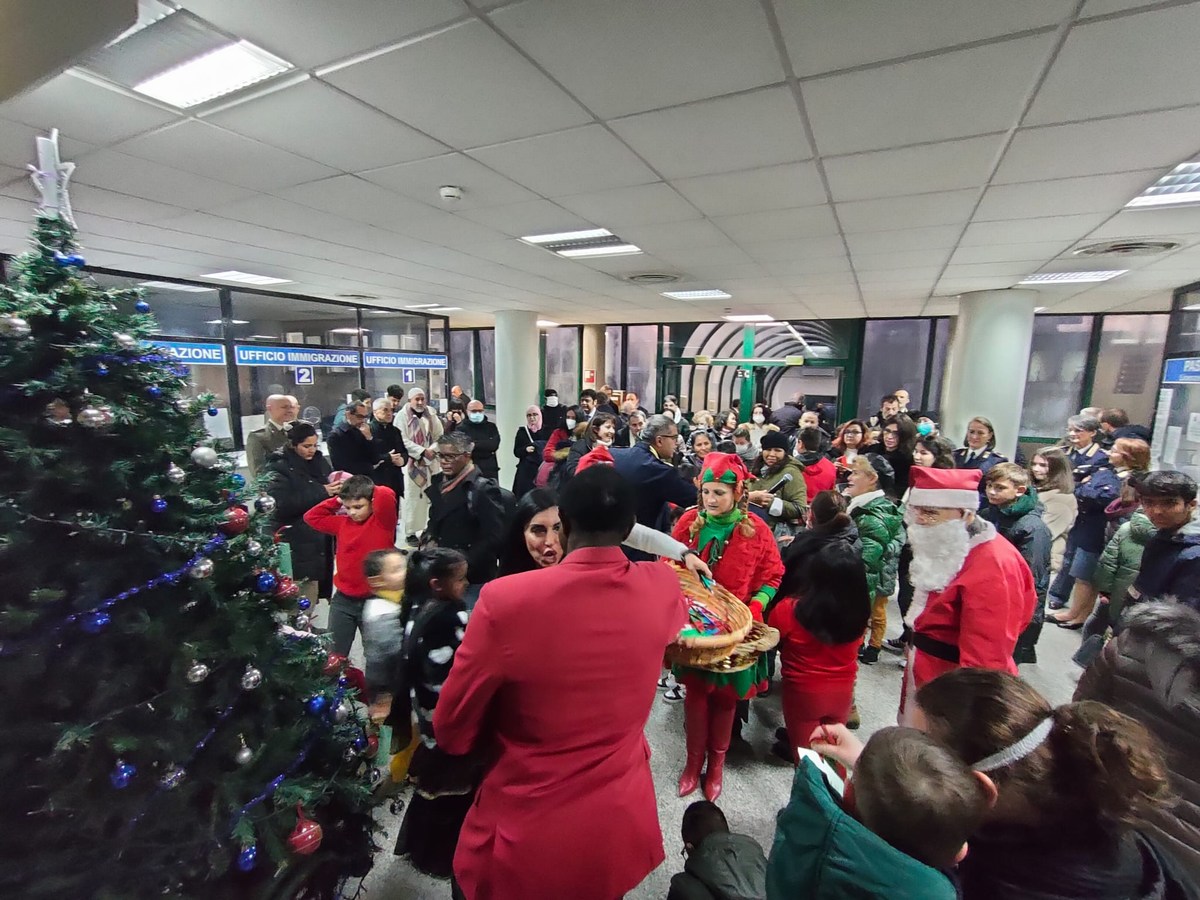 L'albero dei colori questura Terni Natale - 22 dicembre 2022 (13)