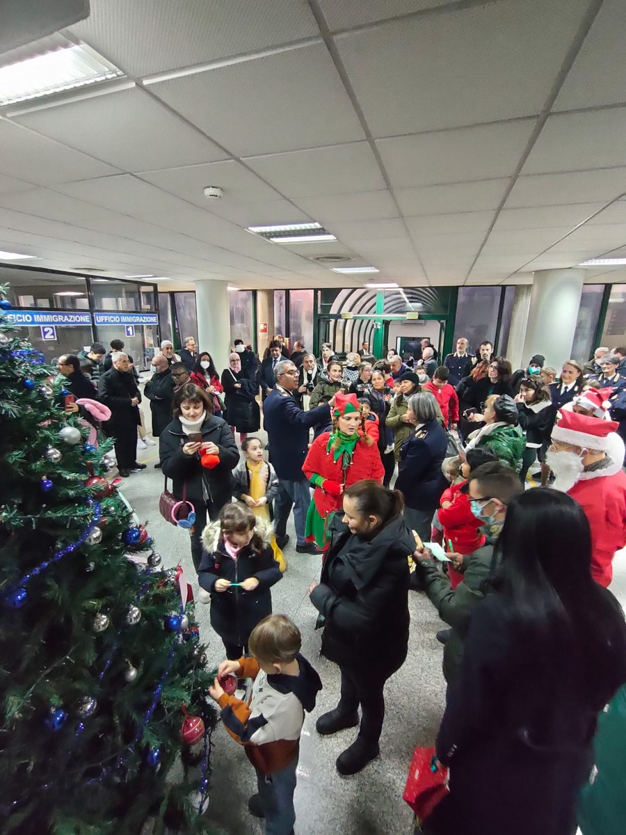 L'albero dei colori questura Terni Natale - 22 dicembre 2022 (14)