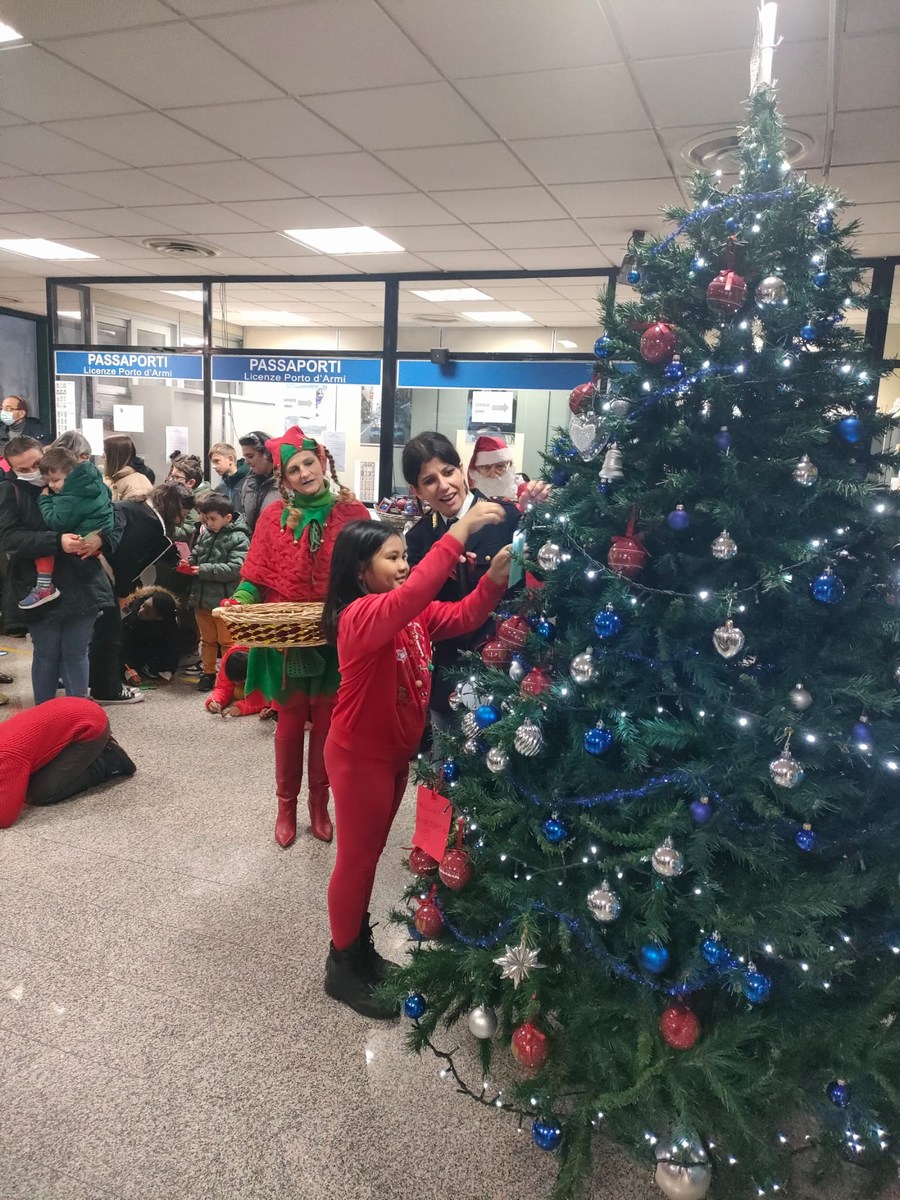 L'albero dei colori questura Terni Natale - 22 dicembre 2022 (16)