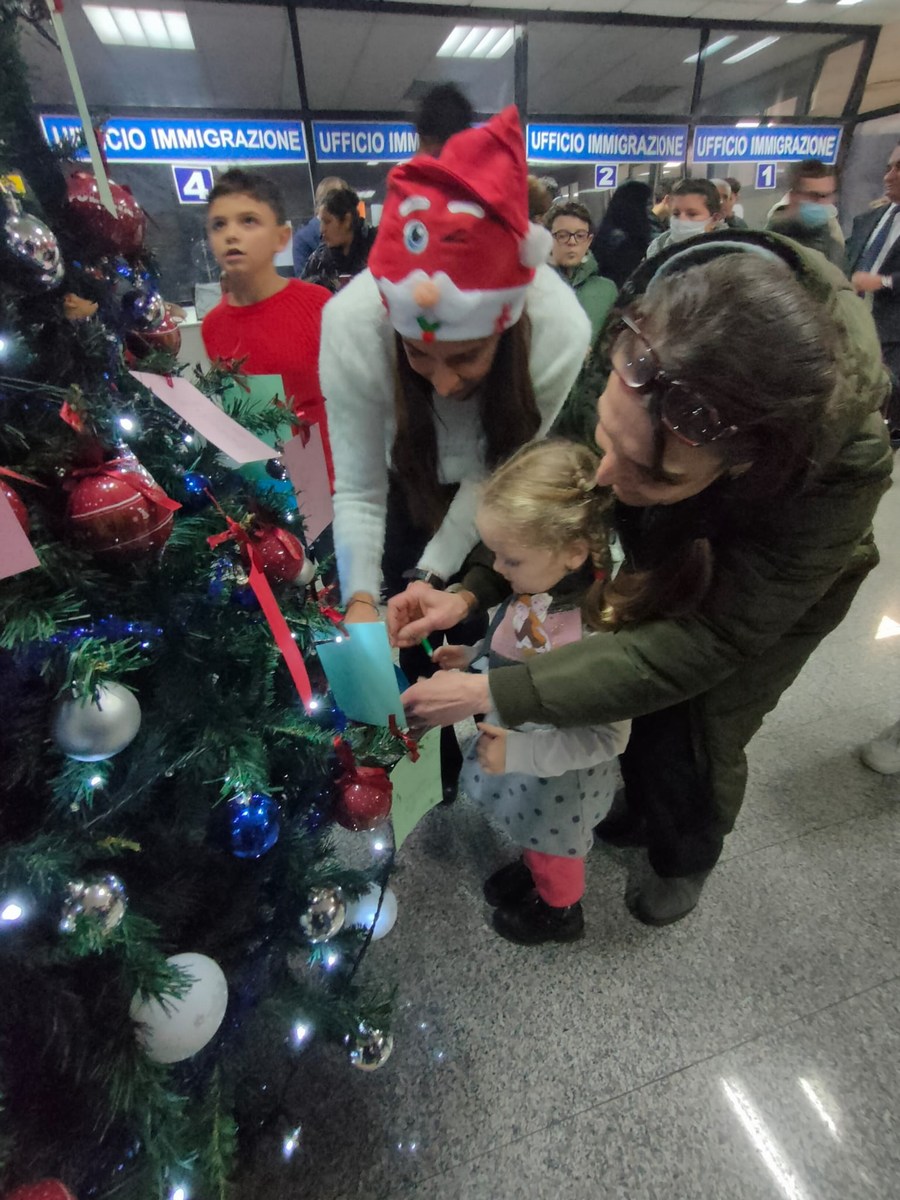 L'albero dei colori questura Terni Natale - 22 dicembre 2022 (17)