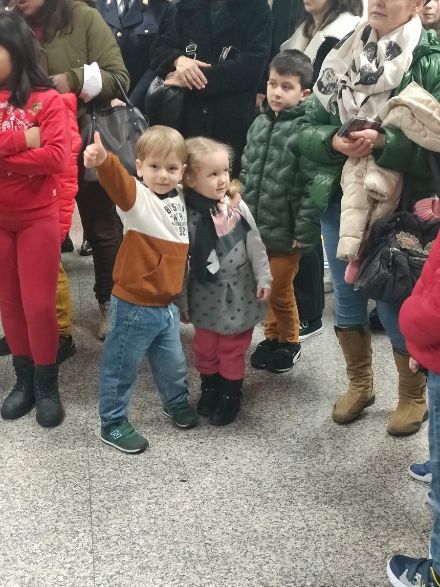 L'albero dei colori questura Terni Natale - 22 dicembre 2022 (18)