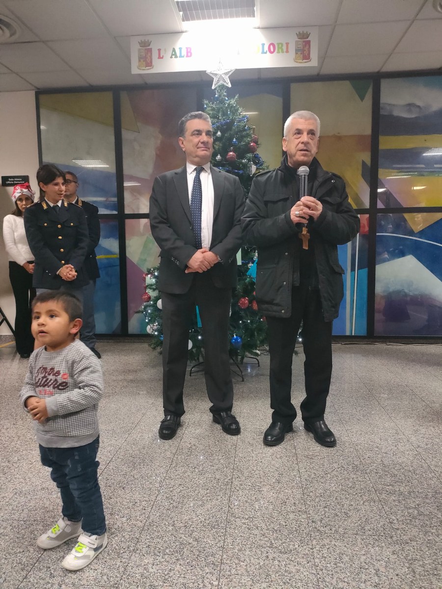 L'albero dei colori questura Terni Natale - 22 dicembre 2022 (19)