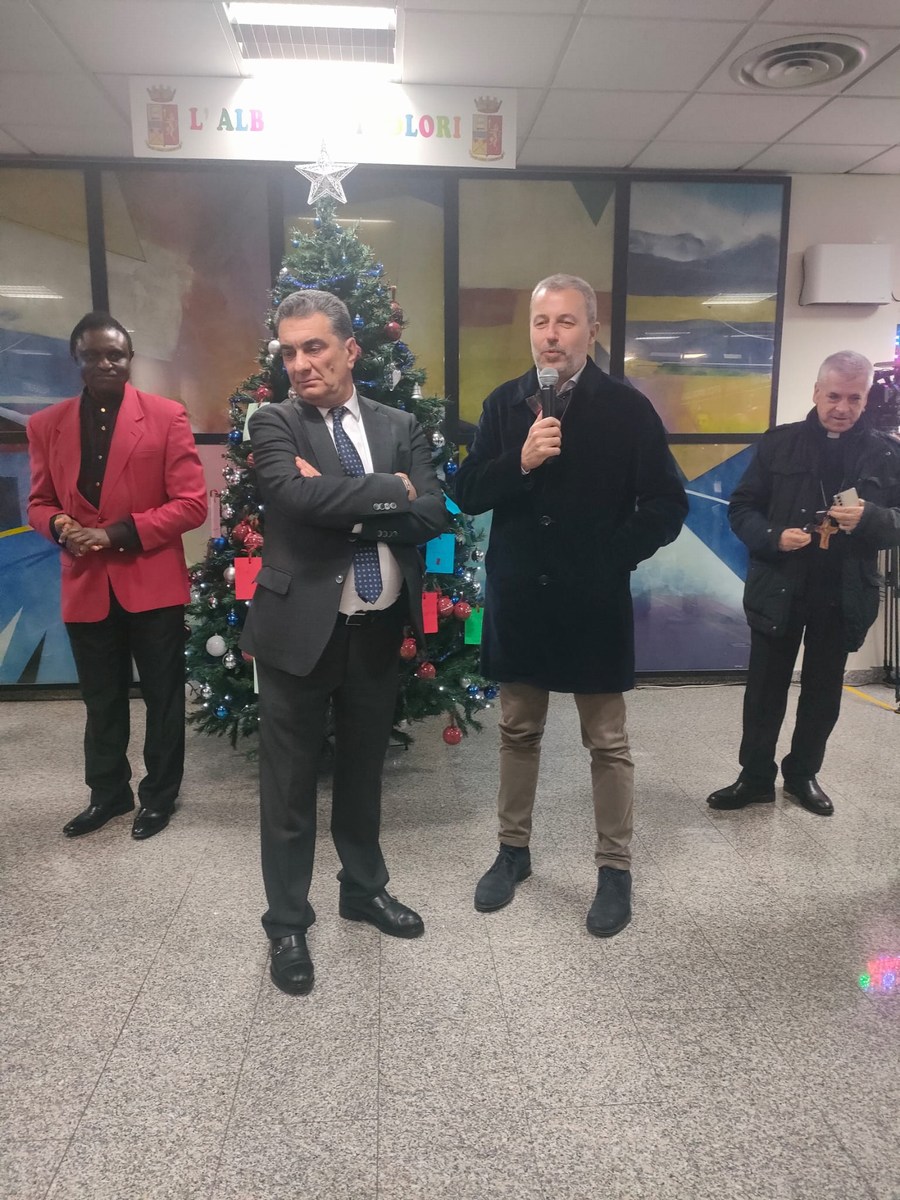 L'albero dei colori questura Terni Natale - 22 dicembre 2022 (21)