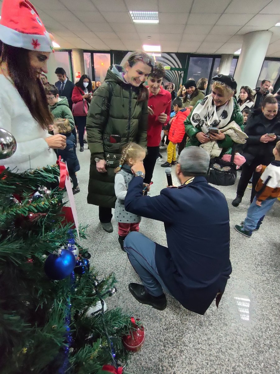 L'albero dei colori questura Terni Natale - 22 dicembre 2022 (22)