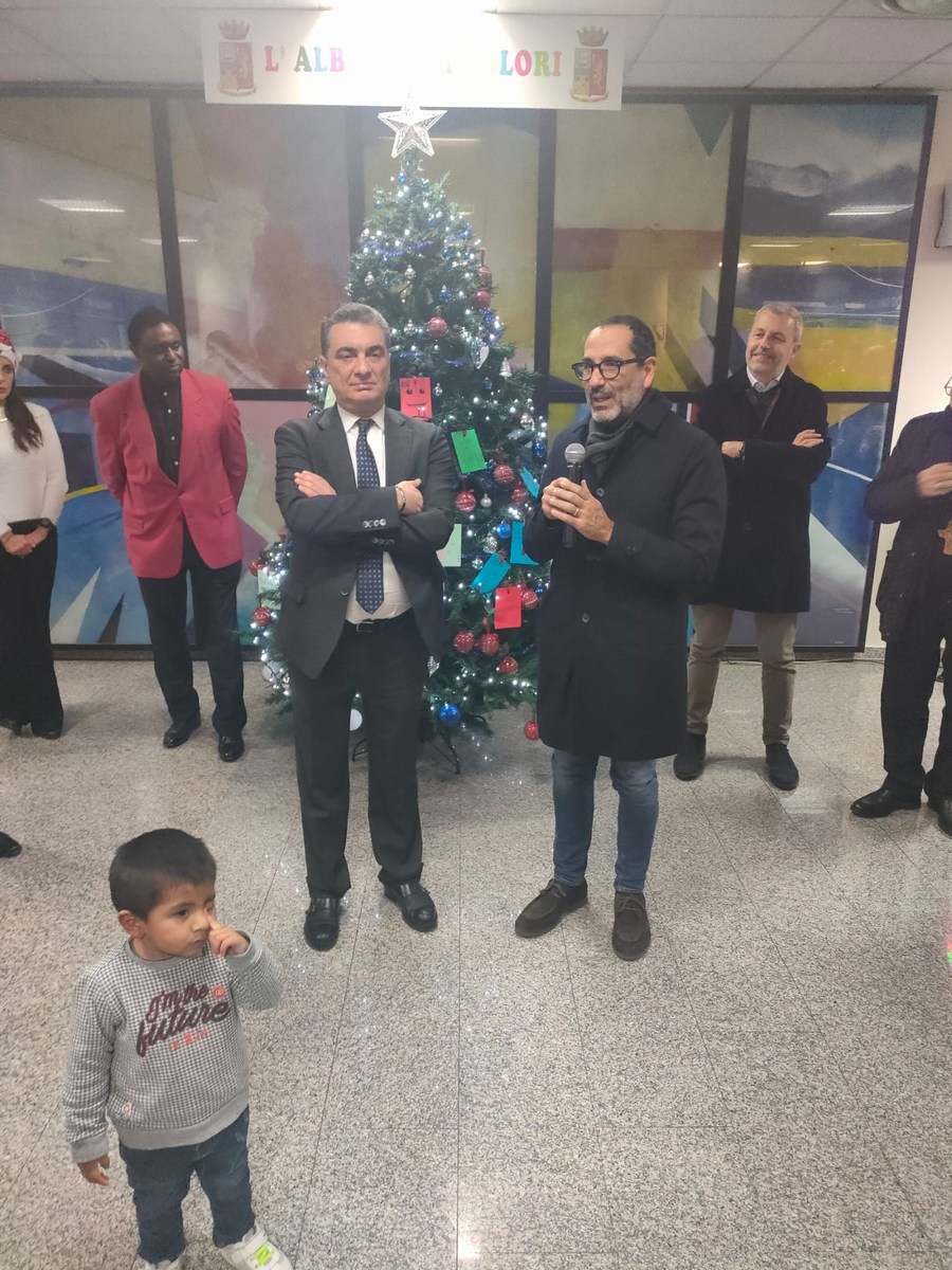 L'albero dei colori questura Terni Natale - 22 dicembre 2022 (24)