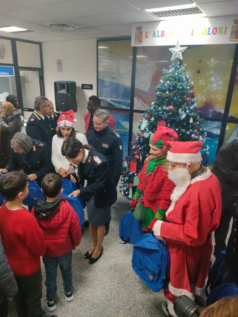 L'albero dei colori questura Terni Natale - 22 dicembre 2022 (26)