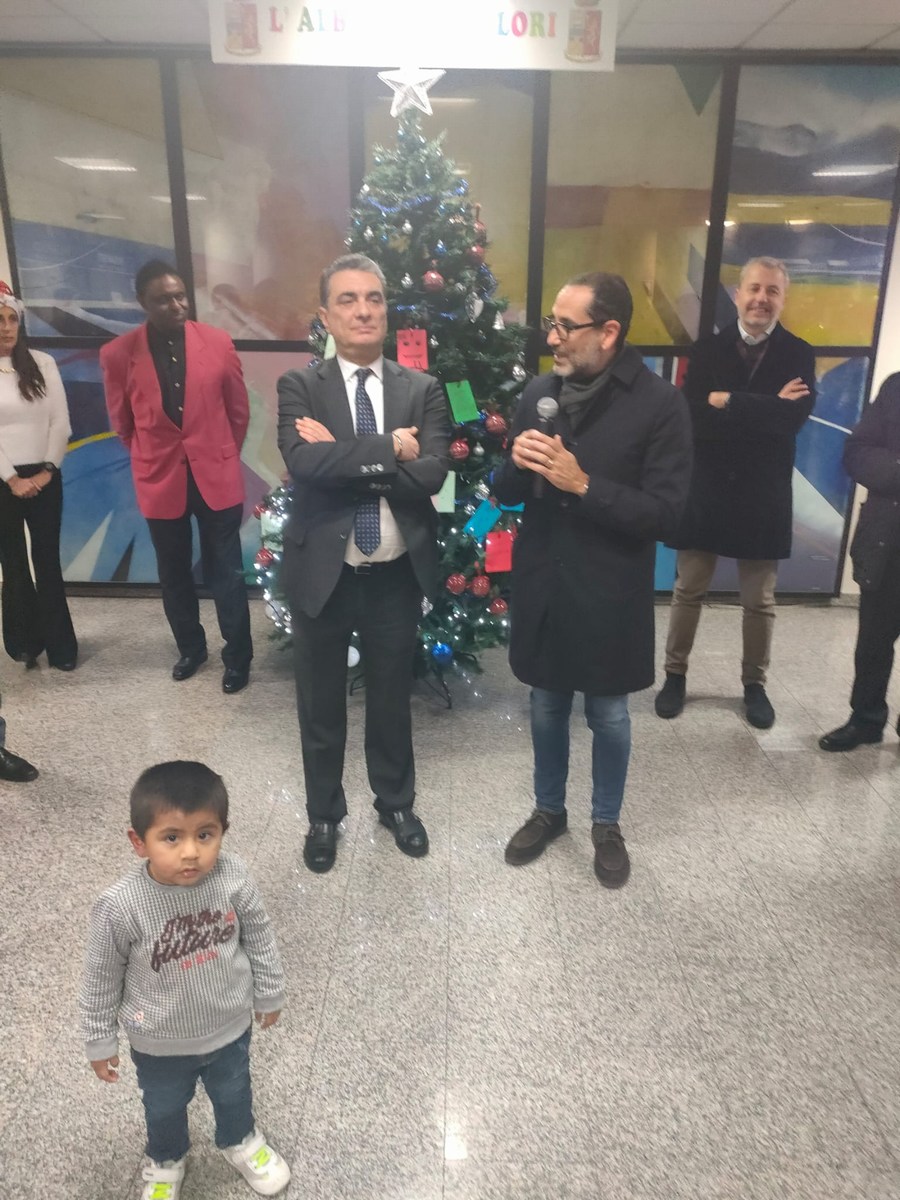 L'albero dei colori questura Terni Natale - 22 dicembre 2022 (27)