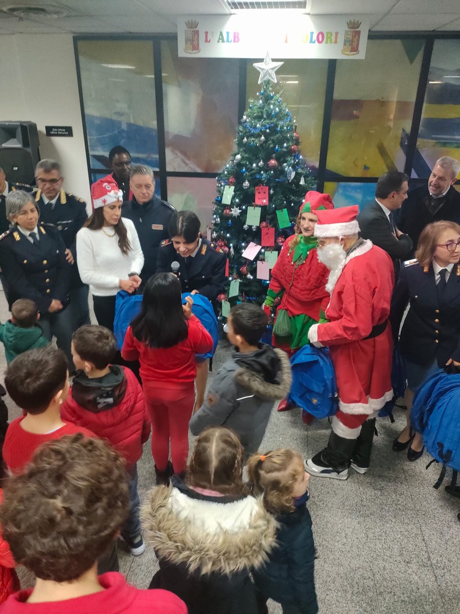 L'albero dei colori questura Terni Natale - 22 dicembre 2022 (29)